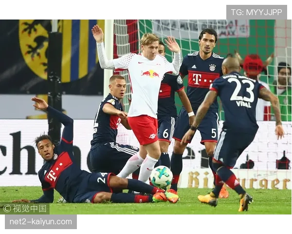 班祖兹191cm身高优势明显，莱比锡荷兰中场空中对抗能力强